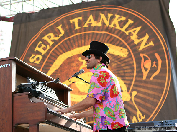 Serj Tankian - Monsters Of Rock 2008 (Calgary -  AB) (image 138 of 229)