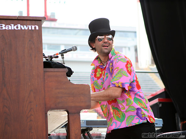 Serj Tankian - Monsters Of Rock 2008 (Calgary -  AB) (image 144 of 229)